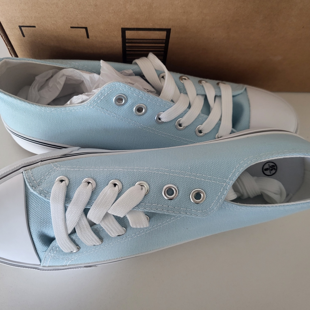 Retro Women's Light Blue Canvas Low Top Sneakers Size 8.5 NWT - Picture 3 of 5
